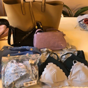 Väskor och bikinis! - Säker flera väskor och bikinis! Kom med förslag på pris, säljer billigt! Vid köpa av fler av mina saker får du rabatt. Bikinisarna passar xs/s. Hör av dig vid frågor elr om du vill ha fler bilder!💕 ❌Blommig bikini såld