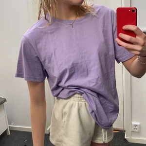 Lila oversize t shirt - Lila oversize t shirt i bra skick använd en gång! 
