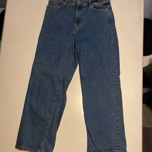 Jag säljer ett par mörkblå jeans från lindex köpte dom för cirka två/fyra år sedan nästan aldrig använda så väldigt bra skick storlek:42 skriv för fler bilder✨✨