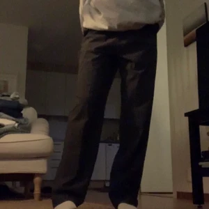 kostymbyxor  - Svartgråa kostymbyxor😊                                   Passform: Straight fit                                           jag är 164 lång, skriv privat för fler bilder eller om ni har andra frågor, köparen står för frakt!💗