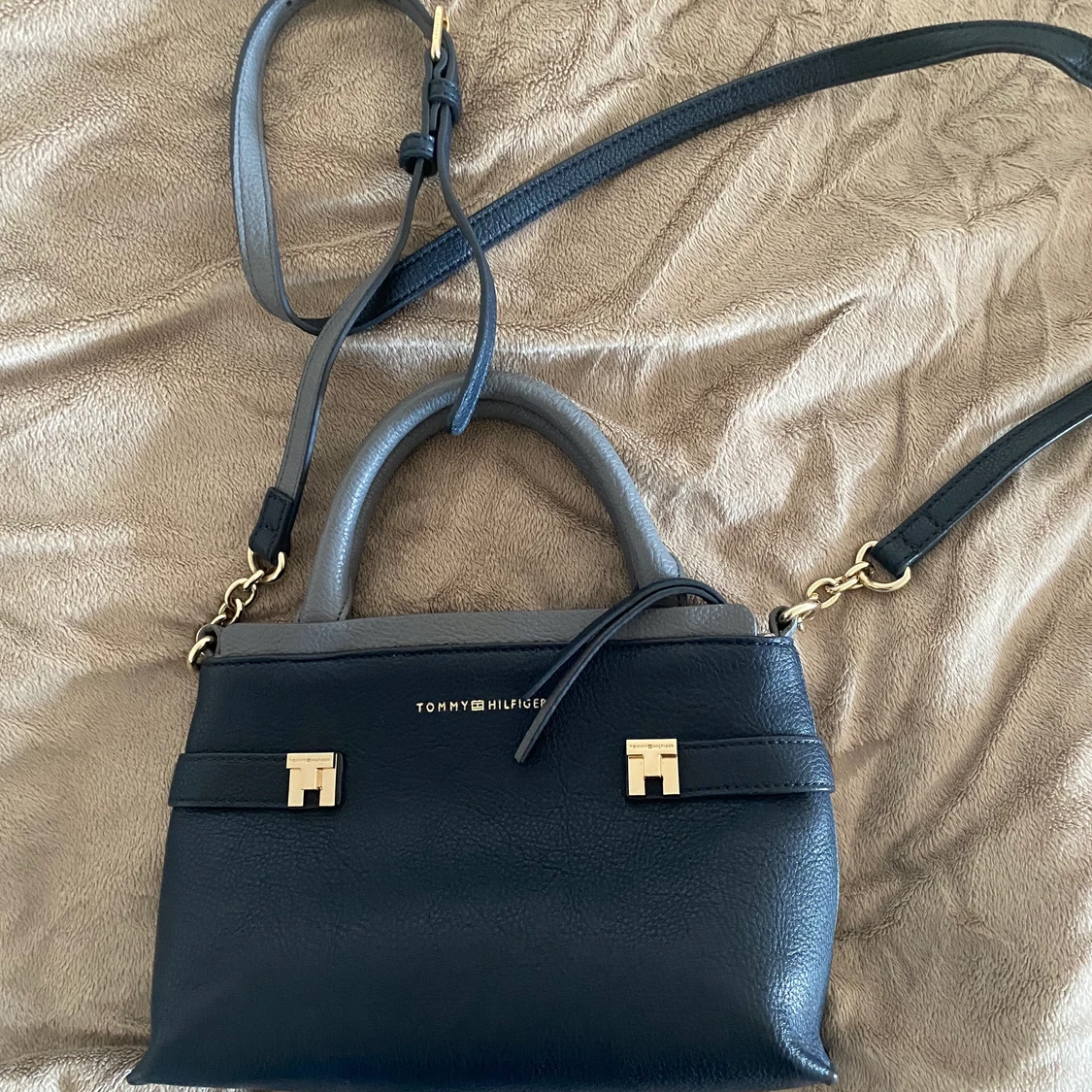 Tommy Hilfiger väska