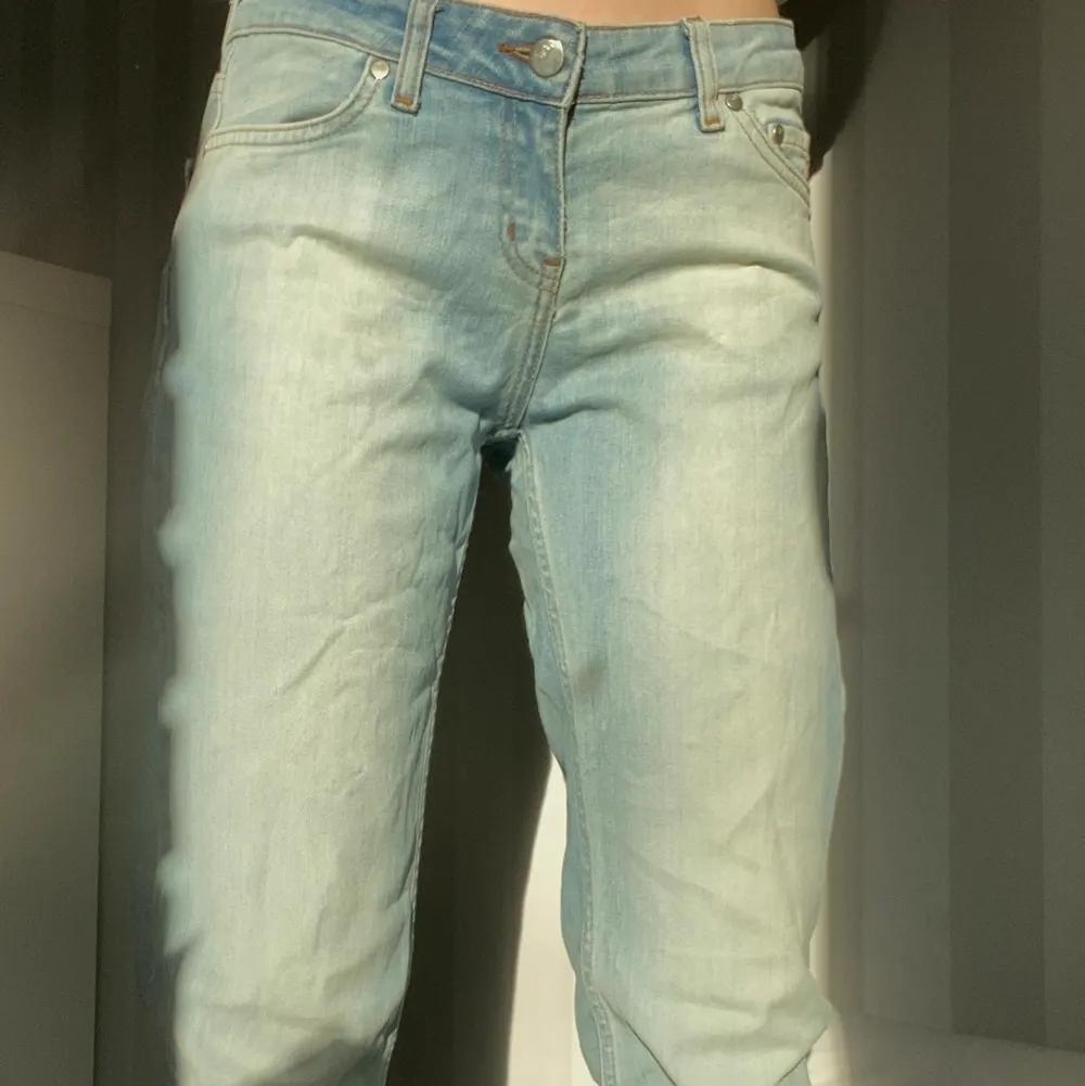 Säljer nu dessa super fina Lågmidjade jeans! De var min mammas i 2000-talet men är lite stora för mig då de kommer tyvärr ej till användning. Mått runt midjan är ca 77cm och innerbenslängd 81 cm. Kan mötas upp i Uppsala, annars står köparen för frakt! 🥰🥰. Jeans & Byxor.