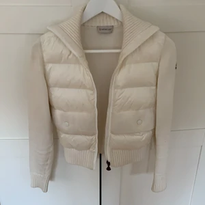 Moncler jacka - Moncler jacka i barnstorlek, storlek 12 men passar mig som är 159cm och vanligt har xs eller s. Kollar hur mycket jag kan få för den. SLUTSÅLD online och i butik     köp direkt för 4000kr