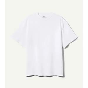 Säljer min knappt använda Weekday t-shirt i stl M, oversized. Nypris 250kr⚡️ oanvänt skick