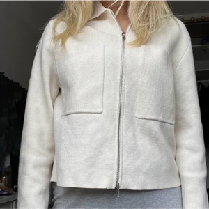 Tröja med dragkedja S - Säljer denna jättefina tröja då den inte kommer till användning. Bra skick och använd ett fåtal gånger. Lånade bilder. Buda i kommentarerna. Börja från 300 