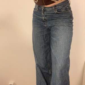 Weekday jeans i modellen Rail som hänger snyggt på höfterna 🥰 kan mötas på söder annars tillkommer frakt✨
