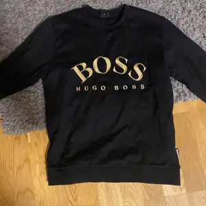 Hugo Boss guld tröja, köpde den för 1500kr. Bra bevarat.