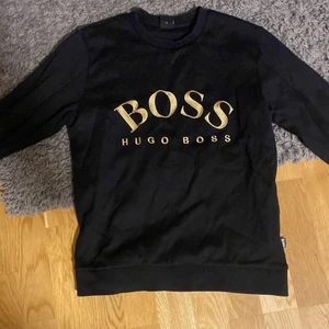 Hugo Boss - Hugo Boss guld tröja, köpde den för 1500kr. Bra bevarat.