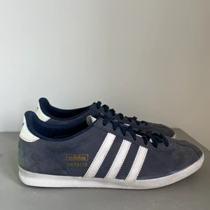 adidas original gazelle - Sneakers från adidas originals. Modell: Gazelle. Navyblå💙 Använda i fint skick. Nyinpregnerade! Inköpa för 800