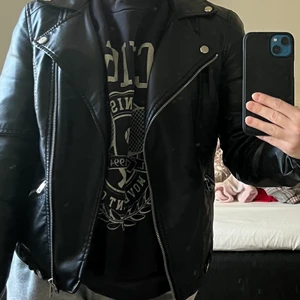 Skinnjacka!  - Säljs för 100 kr + frakt!! Nypris var 599 kr. Den är använd några gånger.