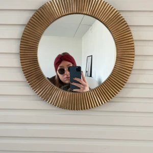 Headband  - Headband för vinter, höst och tidig vår. Innehåller inte ull så den kliar inte☺️ Inköpt på & Other Stories för 300 kronor. 