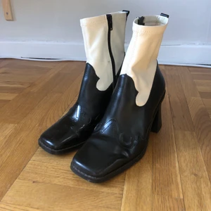 Skinnklackar med fyrkantig tå - Säljer mina fina skor i skinn som jag köpt från mango för ca 3 år sedan! Tyvärr står dessa bara och dammar då jag inte kan gå i klackar 🙃 använt dom kanske tre gånger bara så skicket är nästan som nytt! Klackhöjden är 7 cm! Storlek: 37! 