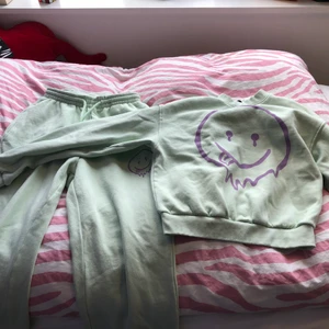 H&M mjukisset mintgrön - Säljer denna jättesköna mjukisset från H&M. Köptes i Februari 2021 men har blivit använd max 10 gånger. fint skick. köp båda för 150 och antingen tröjan eller byxorna för 75kr.