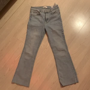 Zara jeans - Zara jeans köpta 2021 använda 2 gånger helt nytt skick och inga fläckar eller hål köparen står eventuellt för frakt