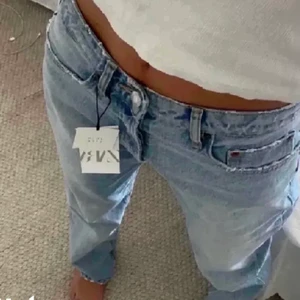 Midrise zara jeans - Den äldre modellen, dem är längre. Slitna längst ner så hör av er för fler bilder, 