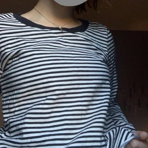 Randig ginatricot tröja - En svartvit randig långärmad tröja :) Denhär tröjan är ganska tunn men inte alls genomskinlig. Den är köpt på en secondhand för ett par månader sen, och den är sparsamt använd. Längst ner på ärmarna och där tröjan slutar så korvar den upp sig lite