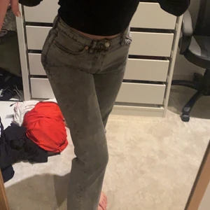 Gråajeans - Jag säljer mina gråa jeans i strl 34-36 som sitter super bra och är jätte bekväma😍 de är som i nyskick och bara använt de ett par gånger!😍😍