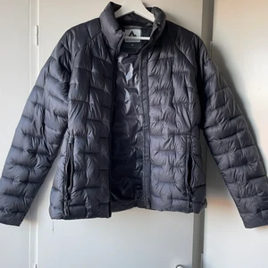 Tunn dunjacka - Mörkgrå tunn dunjacka, använd 1 gång. Storlek 40.