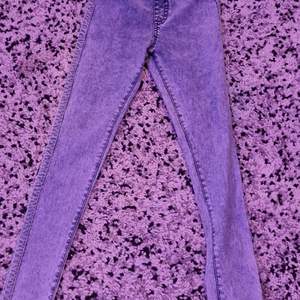 Grå skinny jeans med silver glitter på sidorna till 8-9 åringar.. använts 2 gånger och tvättas innan leverans. Meddela om mer