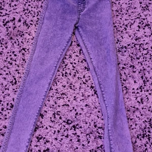 Skinny jeans - Grå skinny jeans med silver glitter på sidorna till 8-9 åringar.. använts 2 gånger och tvättas innan leverans. Meddela om mer