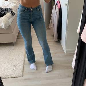 Sååå fina jeans från GinaTricot🤩 Älskar modellen och passformen + de är så stretchiga och sköna⚡️ säljer pga kommer tyvärr inte till användning💖 pris: 200kr + 66kr frakt (spårbart)