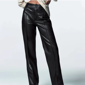 Skinnbyxor Zara - Säljer dessa uuuuursnygga skinnbyxor från zara, helt nya, endast testade så lappen är kvar, de är i storlek S men det kan nog passa en M oxå, dem är långa i benen och sååå snygga!!!❤️‍🔥⚡️🤌🏼 köpta för 399kr, slutsålda på hemsidan!!