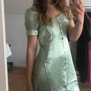 Sidenklänning - En så fin sommarklänning i siden/ silke🌿 Ljusgrön. Aldrig använd, bara provad då jag tycker den är för kort för mig som är 176 cm.