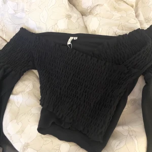 Nelly tröja - Sjukt fin fest topp från Nelly! Storlek M, använd ett fåtal gånger, inte riktigt min stil! 