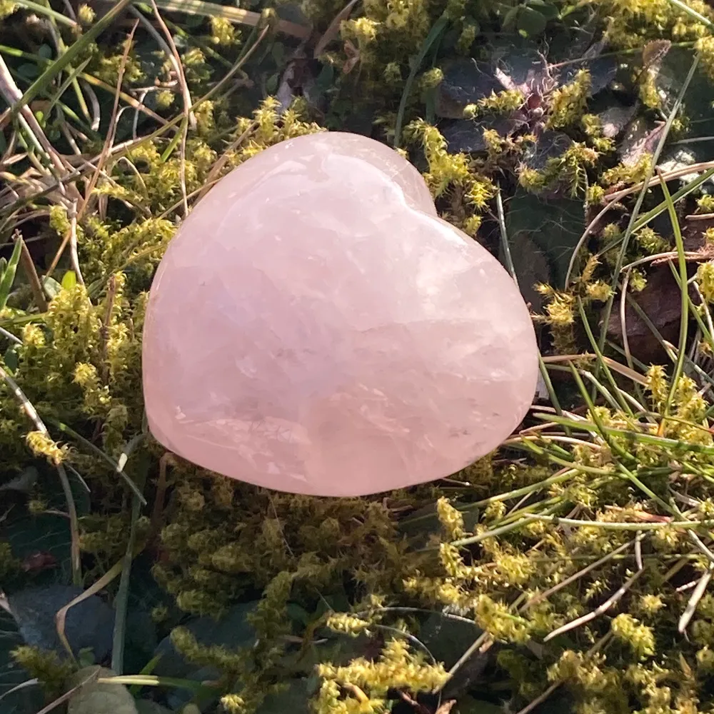 Super gulligt rosenkvarts kristall i formen av ett hjärta💓💓 köpt för 75kr <33. Övrigt.