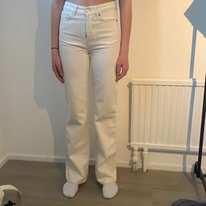 Jeans - High waist jeans från bikbok, wide. Creme vit färg och långa i benen. (Personen på bilden är 176). Nypris 600.