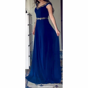 Balklänning / Festklänning / Bröllop - Säljer min helt oanvända Balklänning / Festklänning som tyvärr aldrig kom till användning tack vare corona :( Till och med prislappen är kvar på den! Den köptes för ett bröllop men jag säljer den nu då jag vet att det närmar sig balen för många och jag tror denna klänning kan hitta sin rätta ägare! ☺️ Den köptes för 1499 kr men jag säljer den för 950. Priset går att diskutera!😁 