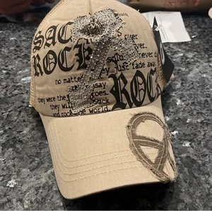 y2k keps - Hej! jag säljer en keps från Amazon när jag råkat beställt 2st. Aldrig använt, väldigt fin.