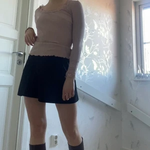 Tröja från Rosemunde - Supersöt med fina detaljer, går att ha som den är men också fin att ha under annan tröja. Nypris 700 kr