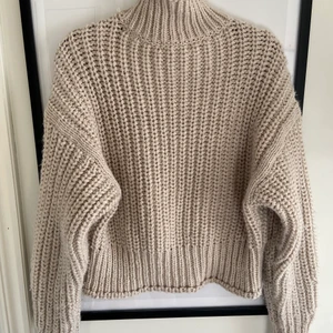 Stickad tröja från hm - Säljer min stickade tröja från hm, ganska tjockt material. Aldrig andvänd