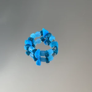 Ring - Handgjorda ringar med sjukt fina stenar och pärlor 🪐✨Alla som finns ute kan köpas men även göras på beställning med samma material och med både guld och silvrig ståltråd. Skriv vid intresse, frågor om storlek eller fler bilder!! 1 för 50kr, 2 för 80kr 💕  ************************** Checka min profil där jag har en massa mer smycken utlagda!! Finns i flera färger och modeller:) Frakt ingår i priset, perfekta för dig som vill sätta en personlig prägel på stilen eller att ge bort i present ❤️‍🔥puss❤️‍🔥