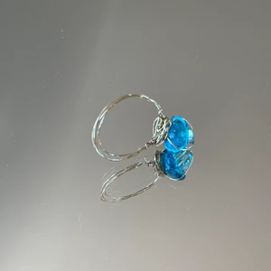 Ring - Handgjorda ringar med sjukt fina stenar och pärlor 🪐✨Alla som finns ute kan köpas men även göras på beställning med samma material och med både guld och silvrig ståltråd. Skriv vid intresse, frågor om storlek eller fler bilder!!  1 för 50kr, 2 för 80kr 💕  ************************** Checka min profil där jag har en massa mer smycken utlagda!! Finns i flera färger och modeller:) Frakt ingår i priset, perfekta för dig som vill sätta en personlig prägel på stilen eller att ge bort i present ❤️‍🔥puss❤️‍🔥