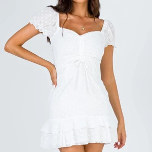 Vit klänning - Säljer min finaste klänning från princesspolly som aldrig är använd. Säljer då den tyvärr är för liten för mig som oftast är en M. Skulle säga att den passar en XS/S🤍