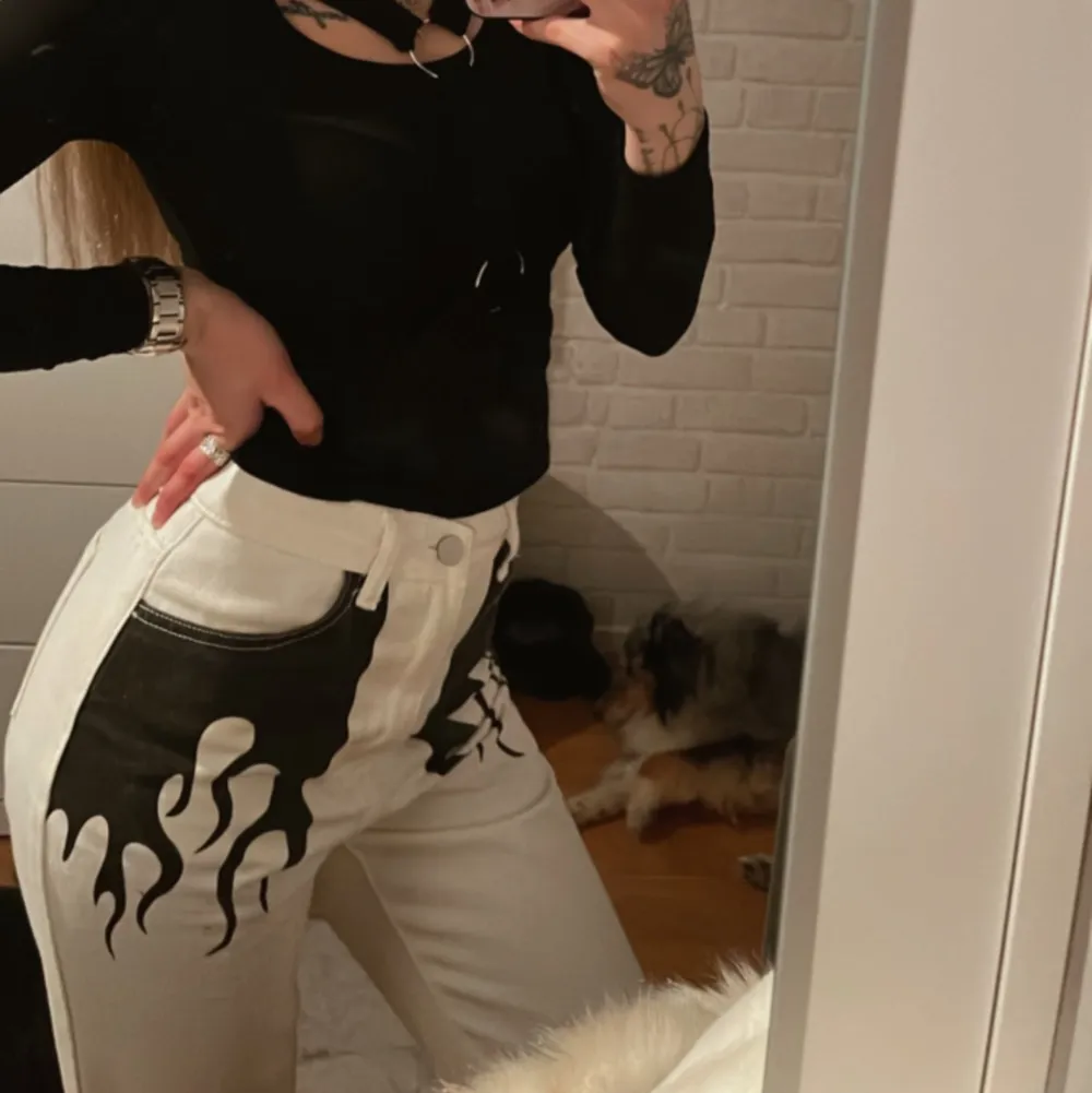 Skit coola jeans som är använda en gång, dom är pytte lite korta i benen men dom ska vara det. Jag är 166 lång, finns ej kvar på hemsidan så passa på🥰🥰. Jeans & Byxor.