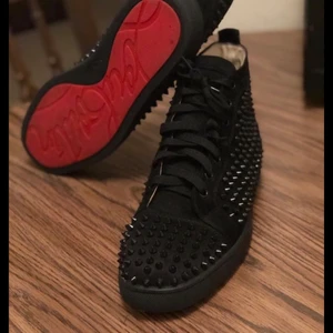 Christian Louboutin  - Hej vill sälja mina Christian Louboutin skor för att jag vill inte ha dom längre har byt still.dem har inga skador helt nya.köpte dom för 7000 men säljer den för 2500