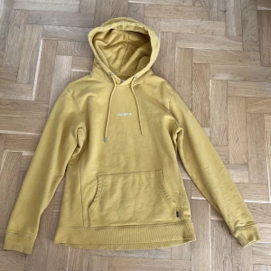 Les Deux Hoodie - Den här Les Deux hoodien är i väldigt bra skick och har nästan aldrig används.