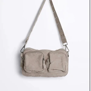 Väska från Gina  - Säljer min väska från Gina tricot för kommer ej till användning! Super fint skick kan mötas i sthlm eller om den ska skickas kostar det 200kr med frakt och väskan!