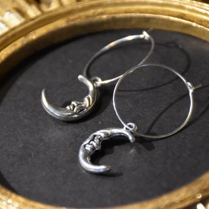 Hoops månar - Örhänges hoops med silvriga månar. 