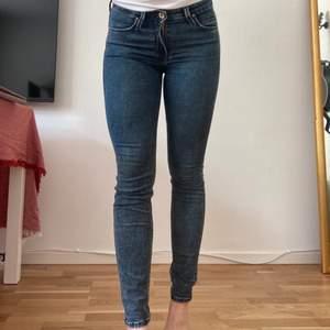 LEE jeans i modellen JODEE i storlek W24/L31. Har några år på nacken men är i gott skick. Säljes pga att jag inte använder dem 💕