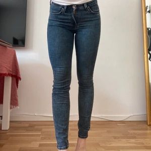 LEE jeans 24/31 - LEE jeans i modellen JODEE i storlek W24/L31. Har några år på nacken men är i gott skick. Säljes pga att jag inte använder dem 💕