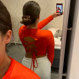 Topp - En sååå snugg topp med en korsning i ryggen 😍😫i orange/röd färg 