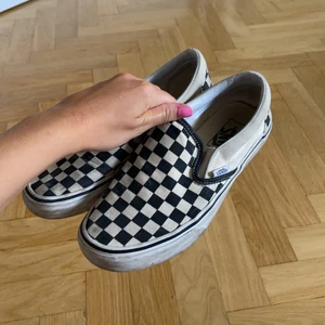 Rutiga vans - Rutiga vans slip on i storlek 38 eller 7.5. Sparsamt använda och rengörs noggrant innan jag skickar 💖