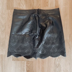 Svart skinnkjol - Svart skinnkjol