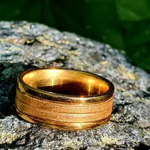 Guld ring av rostfritt stål, storlek 20, diameter 18mm, den färgar inte av eller gör dina fingrar gröna eftersom de är gord av stål.