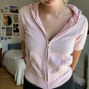 Zipup - Jättesöt zipup. Jättebra skick!! Står 146 i lappen men passar perfekt på mig som är S/M. 