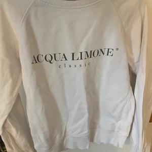 Sweatshirt  - Säljer en acqua limone sweatshirt. Bra skick men använd Nypris:1000kr Kom privat för fler bilder